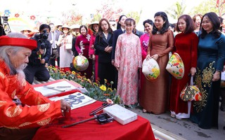 Phu nhân Tổng Bí thư Tô Lâm cùng các nữ Đại sứ gói bánh chưng, trải nghiệm Tết Việt