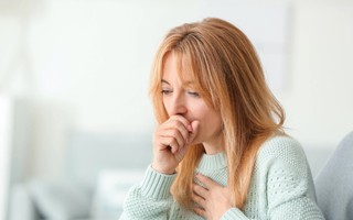 Dấu hiệu nhận biết viêm phổi trắng do cúm: Khi nào nên đi khám bác sĩ?