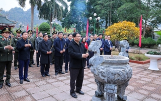 Thủ tướng dâng hương tại Nhà tưởng niệm Chủ tịch Hồ Chí Minh với chiến dịch Biên giới