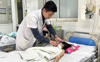 Bắc Giang: Bé gái 11 tuổi bị chó nhà nuôi cắn thủng thực quản