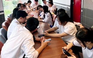 Những việc đơn giản cha mẹ có thể làm ngay khi con "nghiện" điện thoại
