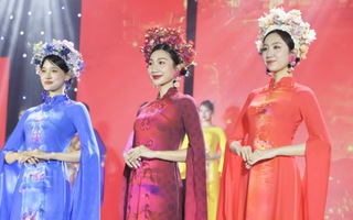 "Một vòng Việt Nam" với áo dài