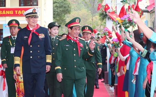 Bộ trưởng Bộ Quốc phòng Việt Nam và Trung Quốc thăm Trường Tiểu học Đồng Đăng