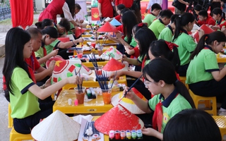 Thiếu nhi Việt Nam và Trung Quốc trổ tài vẽ trên nón lá