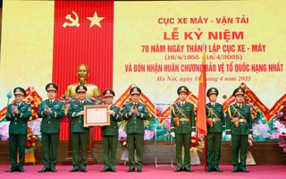 Cục Xe-Máy đón nhận Huân chương Bảo vệ Tổ quốc hạng Nhất