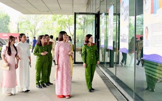 "Áo dài phụ nữ Việt Nam đi qua khói lửa chiến tranh"