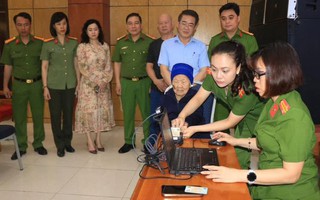 Phụ nữ Công an Hải Phòng hỗ trợ thu nhận mẫu ADN cho thân nhân liệt sĩ chưa xác định danh tính