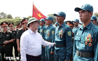 Trưởng Ban Tuyên giáo và Dân vận TW thăm lực lượng tham gia diễu binh, diễu hành