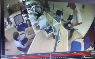 Công an truy bắt đối tượng cướp ngân hàng