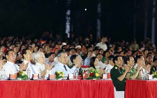 Tổng Bí thư dự Chương trình nghệ thuật đặc biệt mừng 50 năm Ngày thống nhất đất nước
