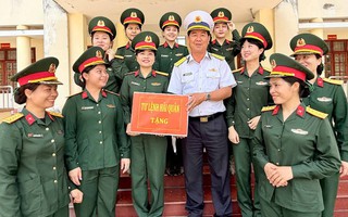 Bộ Tư lệnh Hải quân tặng quà, động viên các nữ quân nhân luyện tập diễu binh