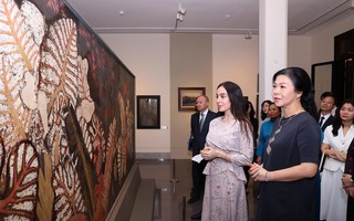 Phu nhân Ngô Phương Ly và Phó Chủ tịch Quỹ Heydar Aliyev tham quan Bảo tàng Mỹ thuật Việt Nam
