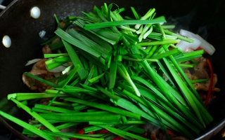 Mùa xuân ăn rau hẹ bổ sung "dương khí", nhưng nhóm người này cần tránh xa