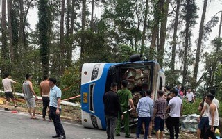Lật xe khách ở Tam Đảo, 2 người tử vong, 11 người bị thương