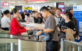 Vé bay nhiều chặng hết chỗ, tàu hỏa và xe khách vẫn còn ghế trống dịp 30/4