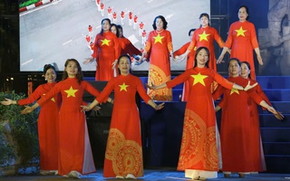 Phụ nữ Thủ đô biểu diễn dân vũ "Đất nước trọn niềm vui" kỷ niệm 50 năm thống nhất đất nước