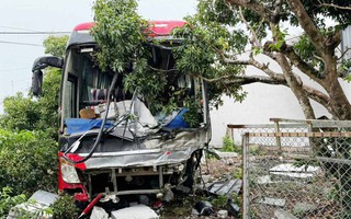 Xe khách mất lái gây va chạm liên hoàn khiến đôi vợ chồng tử vong