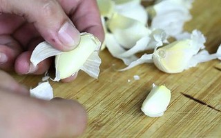 Nhóm sinh viên ở TPHCM chế tạo viên nén sinh khối từ vỏ tỏi