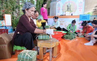 Con cháu đất phương Nam gói bánh chưng hướng về lễ Giỗ Tổ