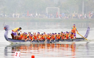 Gần 300 vận động viên tham gia giải bơi chải ở Lễ hội Đền Hùng