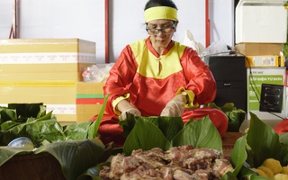 Người dân TPHCM gói - nấu bánh chưng dâng cúng ngày Giỗ Tổ