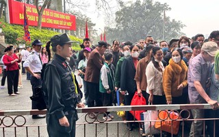 Phụ nữ Công an Phú Thọ tận tình tham gia bảo đảm an ninh trật tự Lễ hội Đền Hùng 2025