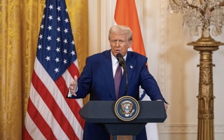 Tổng thống Donald Trump tạm dừng thuế đối ứng với hơn 75 quốc gia trong 90 ngày