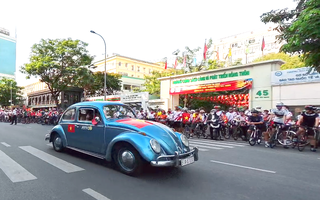 TPHCM: Người dân hào hứng xuống đường xem diễu hành xe cổ mừng 50 năm thống nhất đất nước