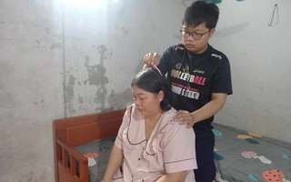 Mẹ bại liệt nén đau đớn, mong có tiền cứu chữa con trai mắc bệnh hiểm nghèo