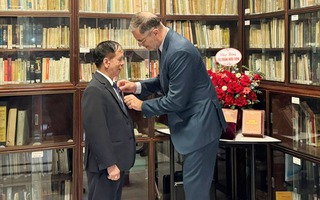 Nguyên Giám đốc Sở VHTTDL Lào Cai nhận Huân chương Cành cọ hàn lâm của Pháp