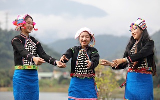Thăm bản tái định cư của người Si La