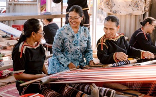 Giữ sợi truyền thống, dệt hoa bản sắc
