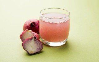 Tác dụng đáng ngạc nhiên của nước ép hành tây đối với sức khỏe và mái tóc