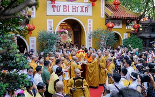 "Biển" người, cờ hoa nghênh đón Xá lợi Đức Phật về chùa Quán Sứ