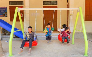 Hỗ trợ thiết bị vui chơi cho trẻ em miền núi Nghệ An