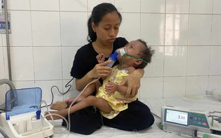 Mẹ nghèo xin sữa để duy trì sự sống cho con gái 3 tuổi mắc bệnh quái ác