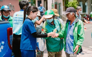 Tỏa mát yêu thương, hàng nghìn chai nước được dược sĩ Long Châu trao tay người dân