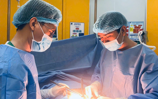 Kịp thời cứu sống nữ sinh bị đâm hơn 20 nhát dao