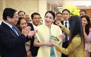 Thủ tướng Phạm Minh Chính cùng Thủ tướng Thái Lan tham quan triển lãm sản phẩm thủ công mỹ nghệ Việt Nam