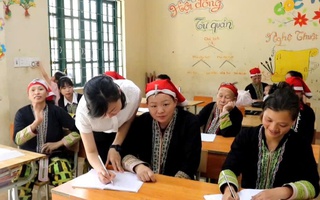 Sa Pa, Lào Cai: Phụ nữ dân tộc thiểu số học chữ để nâng cao kỹ năng mưu sinh