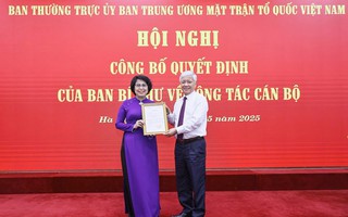 Ban Thường trực Ủy ban TƯ MTTQ Việt Nam trao quyết định nghỉ hưu trước tuổi đối với bà Tô Thị Bích Châu