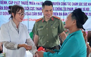 Khám bệnh, cấp phát thuốc miễn phí và tuyên truyền pháp luật cho người dân