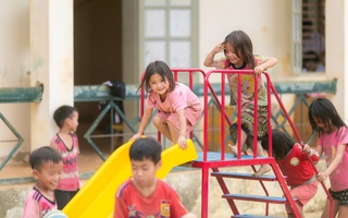 Học sinh Hà Nội tái chế gỗ thành khu vui chơi cho trẻ em vùng cao