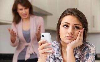 Mỗi lần mẹ hỏi han, con gái tuổi teen tỏ ra như người xa lạ