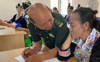 Phụ nữ dân tộc Mông địu con mới 9 tháng tuổi tới lớp học xóa mù chữ