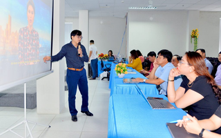Nhân viên văn phòng biến AI thành "đồng đội"