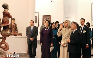 Phu nhân Tổng Bí thư và Phu nhân Tổng thống Pháp thăm Bảo tàng Mỹ thuật Việt Nam