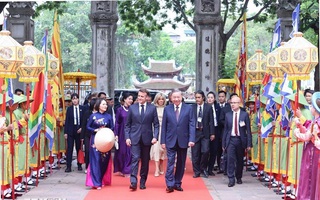 Tổng Bí thư Tô Lâm và Phu nhân cùng Tổng thống Pháp và Phu nhân thăm Văn Miếu