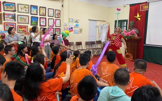 CLB Nhà báo nữ Việt Nam tặng quà trẻ câm điếc ở Hà Nội