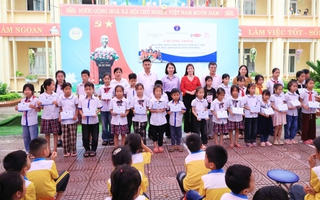 Trao học bổng và quà cho hơn 3.000 trẻ em có hoàn cảnh khó khăn